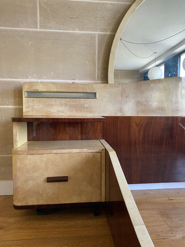 Lit à chevets intégrés en palissandre et parchemin, époque art déco, xxe siècle