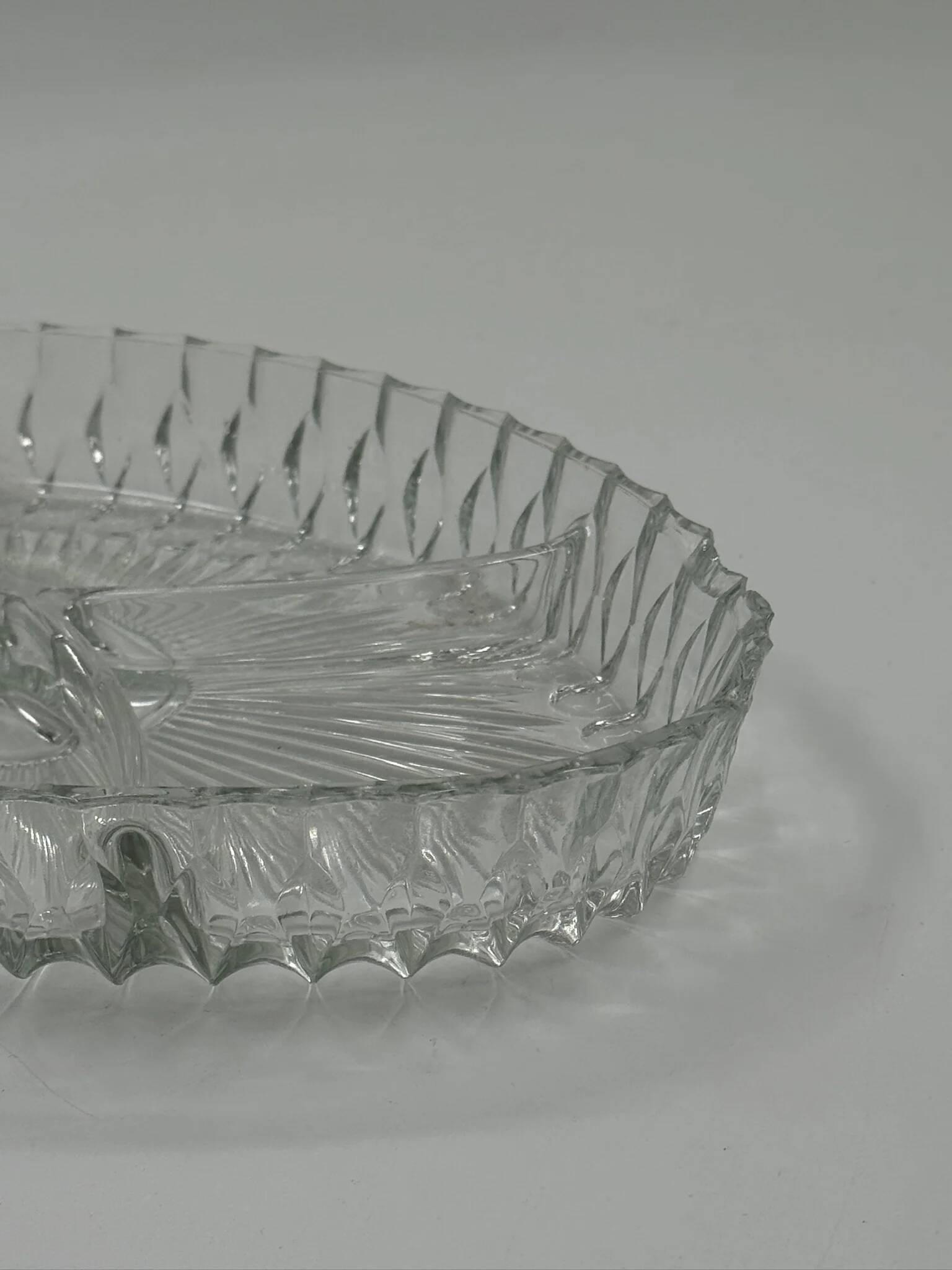 Plat de service vintage compartimenté en verre pressé