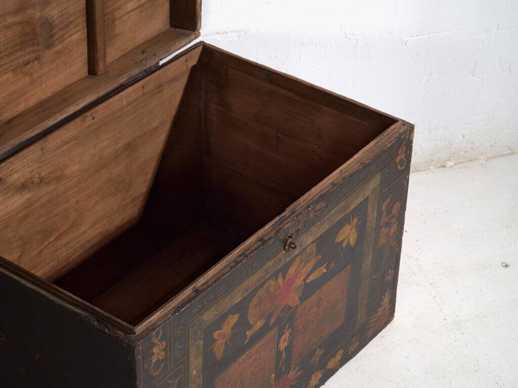 Antique painted wooden chest – Polychrome Chinese dowry chest – circa 1880–1920