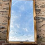 Grand miroir en bois sculpté doré