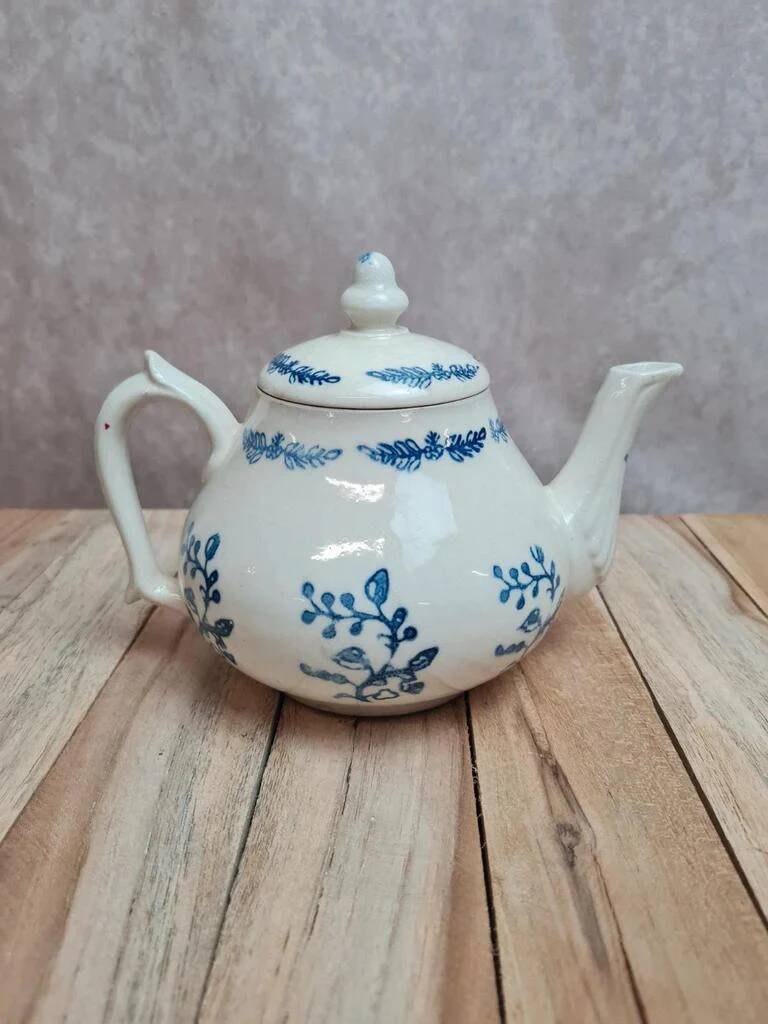 Antique glazed stoneware teapot with blue decoration – Saint-Uzé spirit