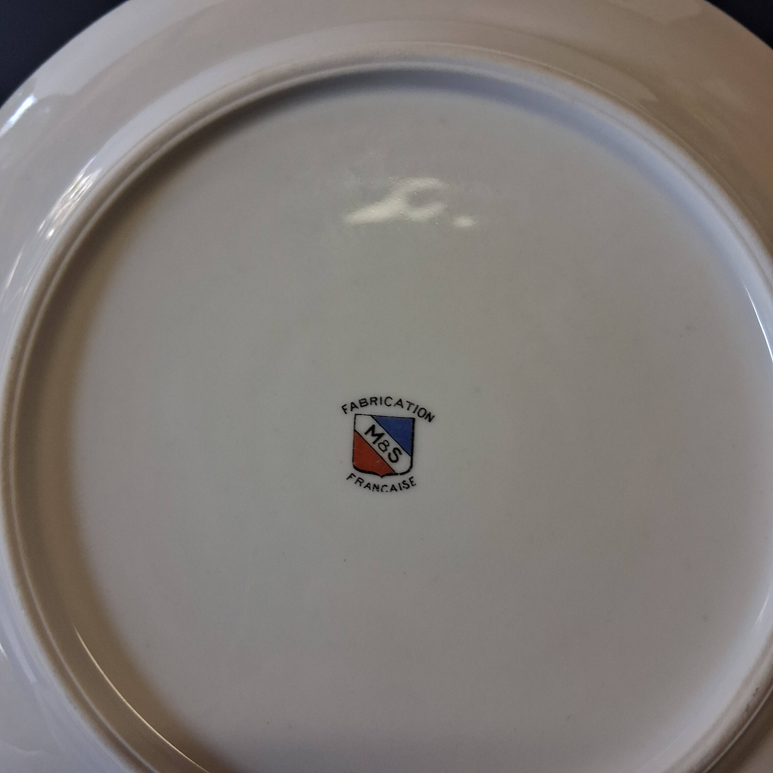6 dessert plates in French porcelain in good condition.