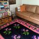 Tapis floral olténien tissé à la main en laine, fleurs violettes sur fond noir et rose