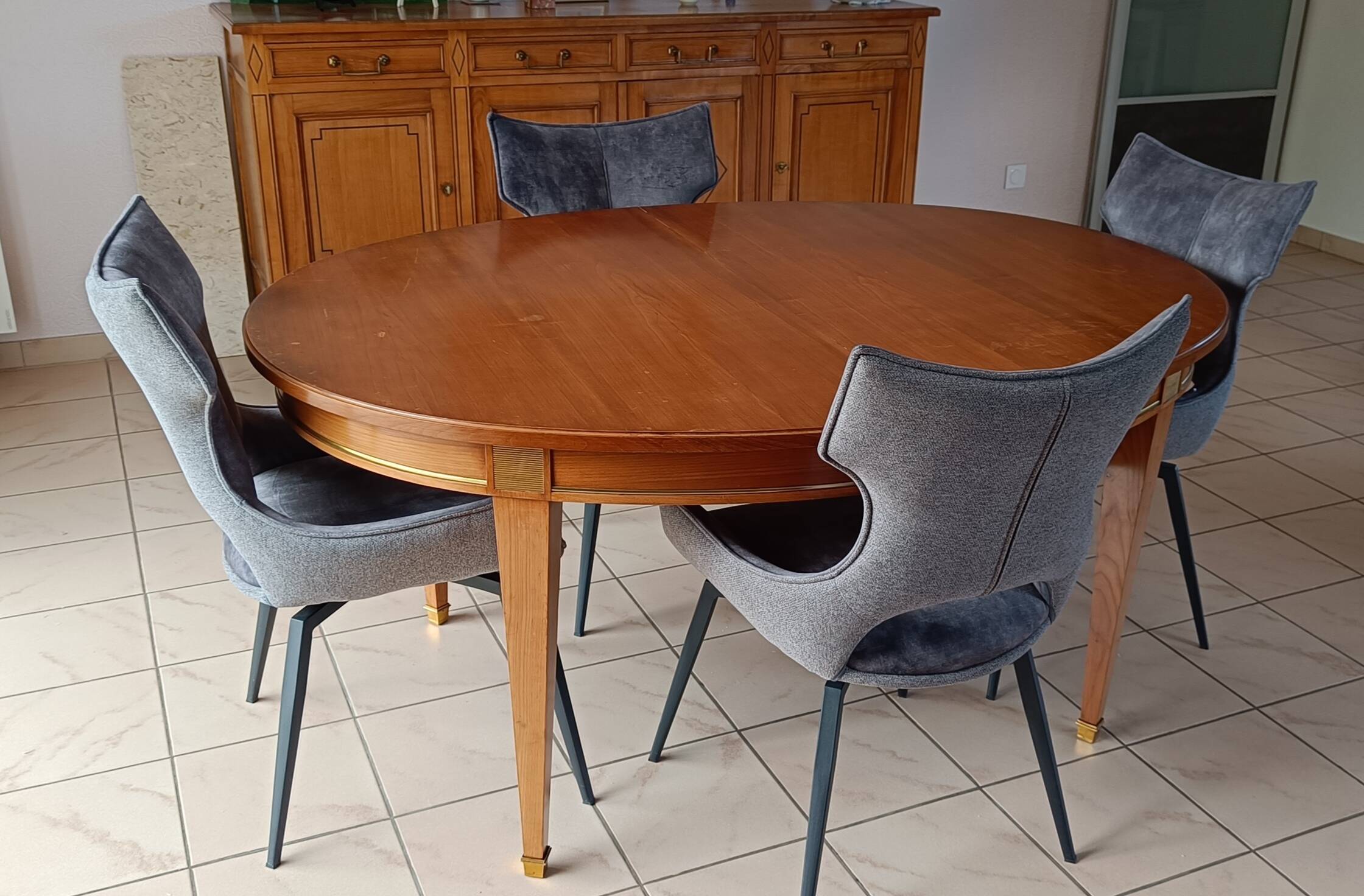 Extendable dining table in Empire style