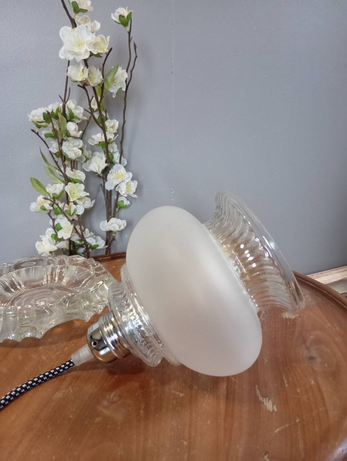 Portable lamp / pendant lamp in white opalescent glass. Art Deco style