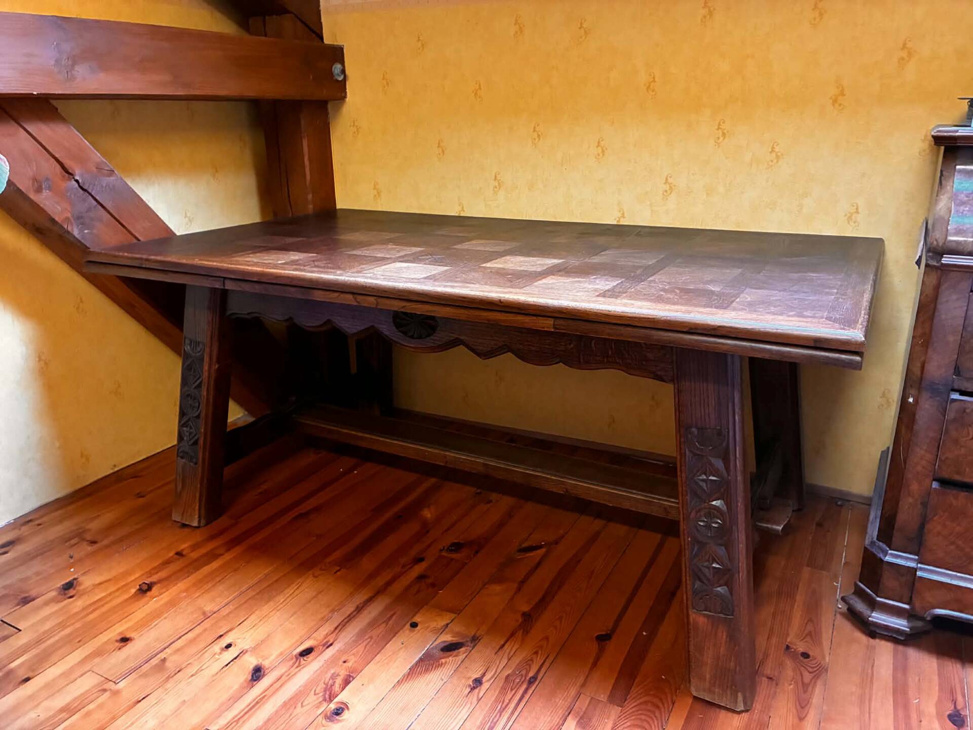 Table rustique en bois massif sculpté — Style savoyard / art populai
