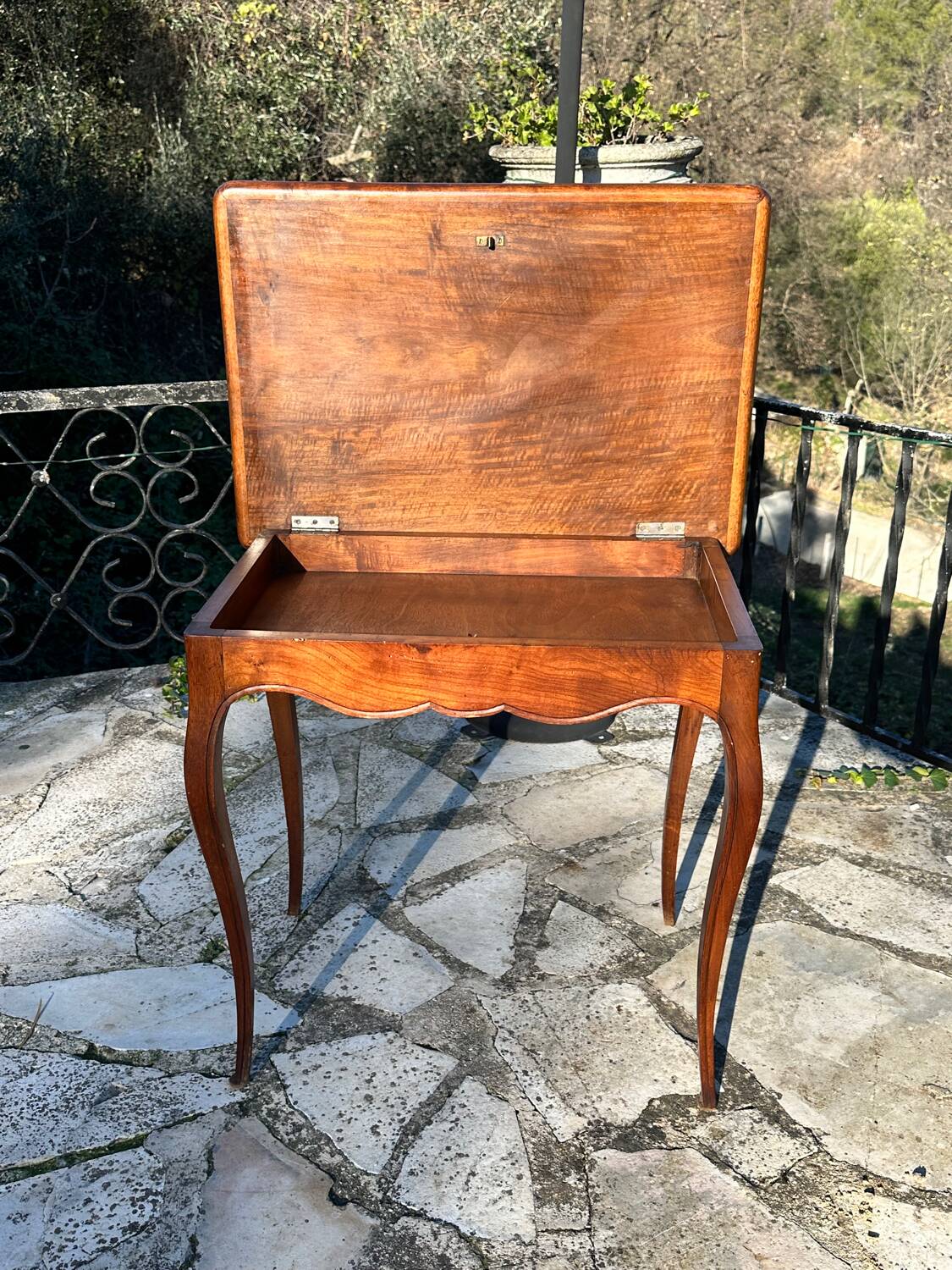 Side table in walnut in the Louis XV style, 19th century.