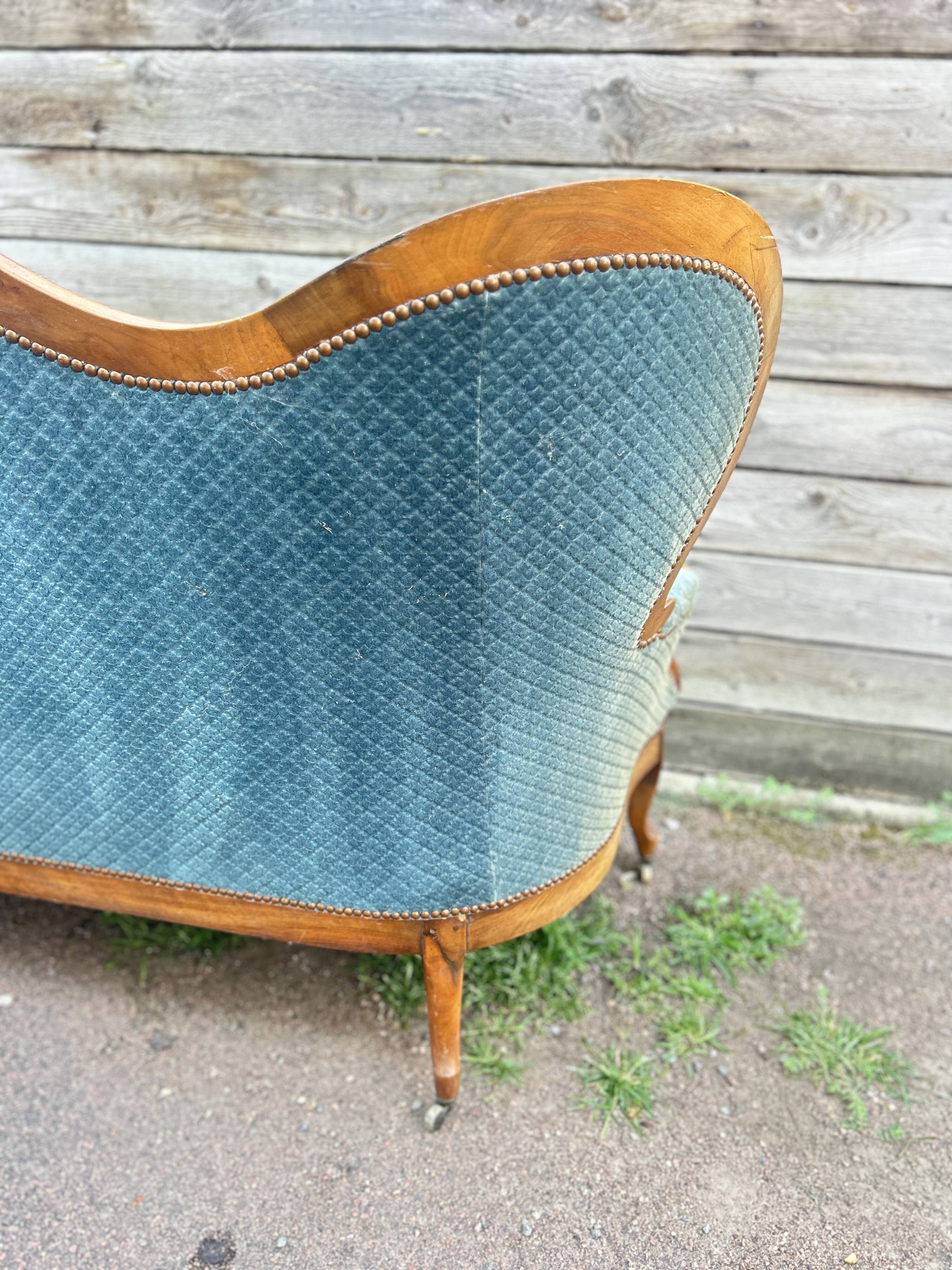 Napoleon III walnut canapé, blue velvet fabric.