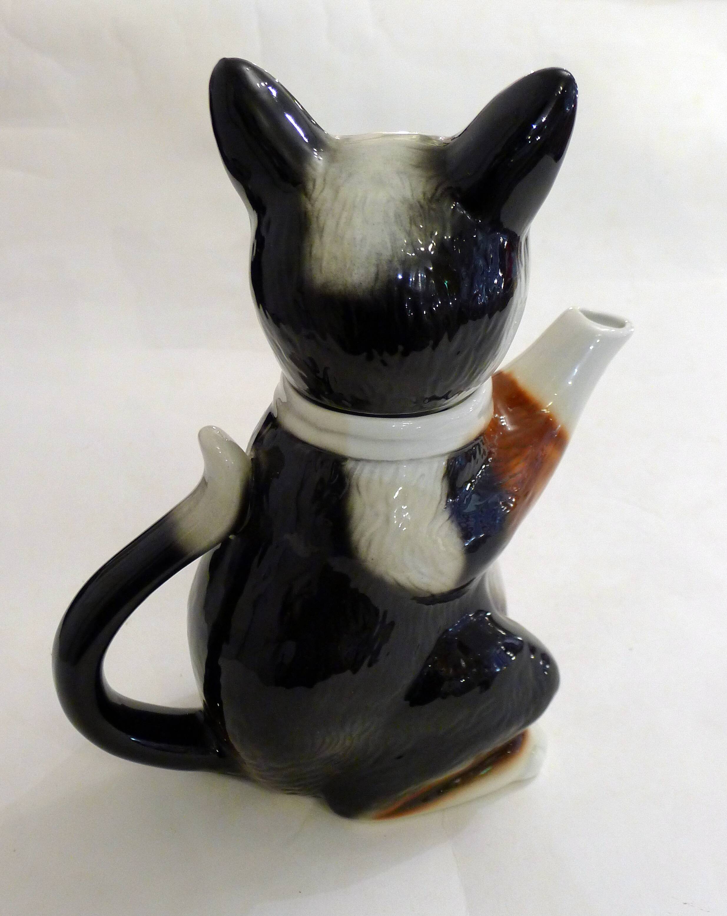 Large zoomorphic cat teapot, in vintage English earthenware.