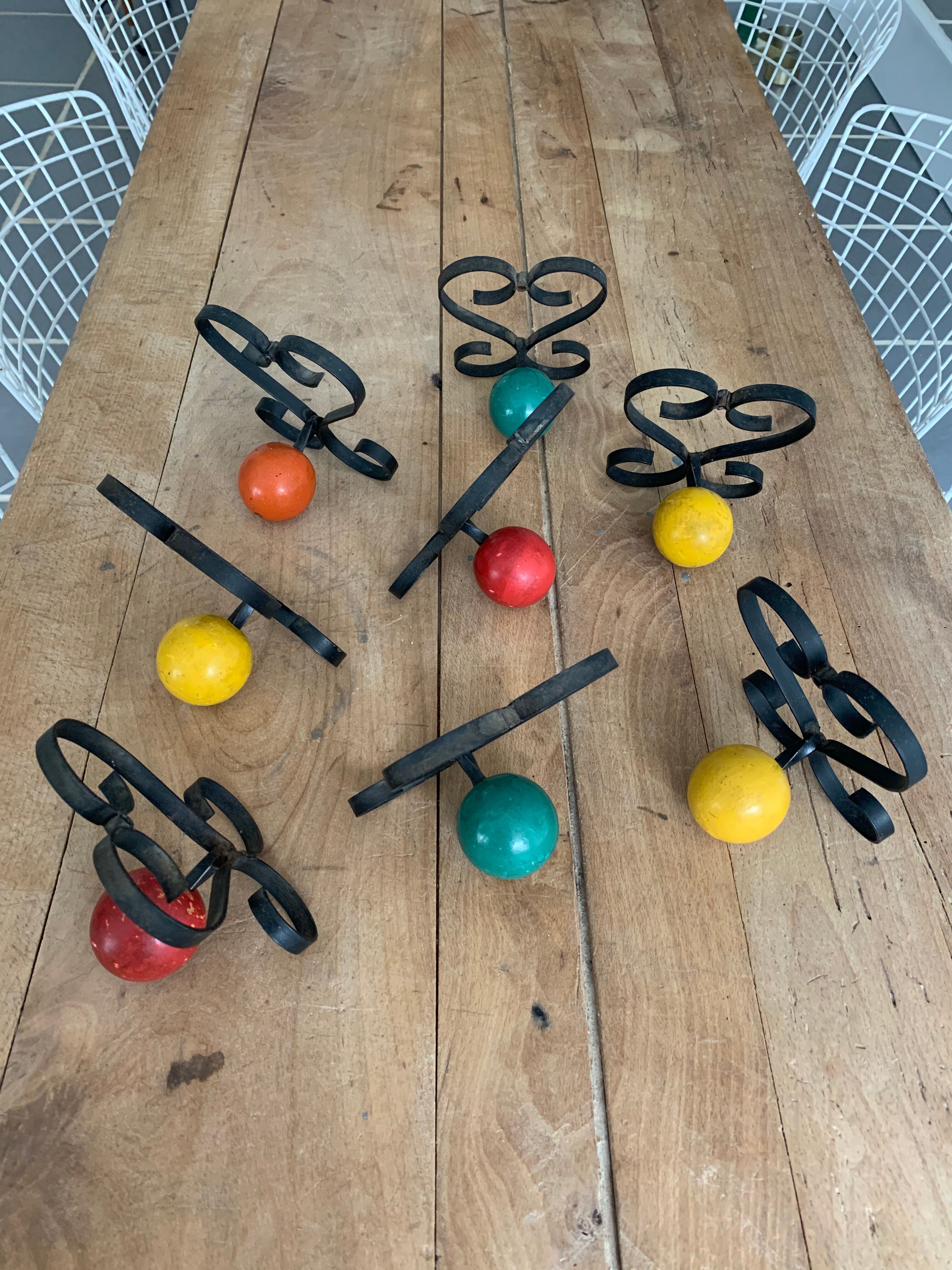 8 patères métal et bois vintage