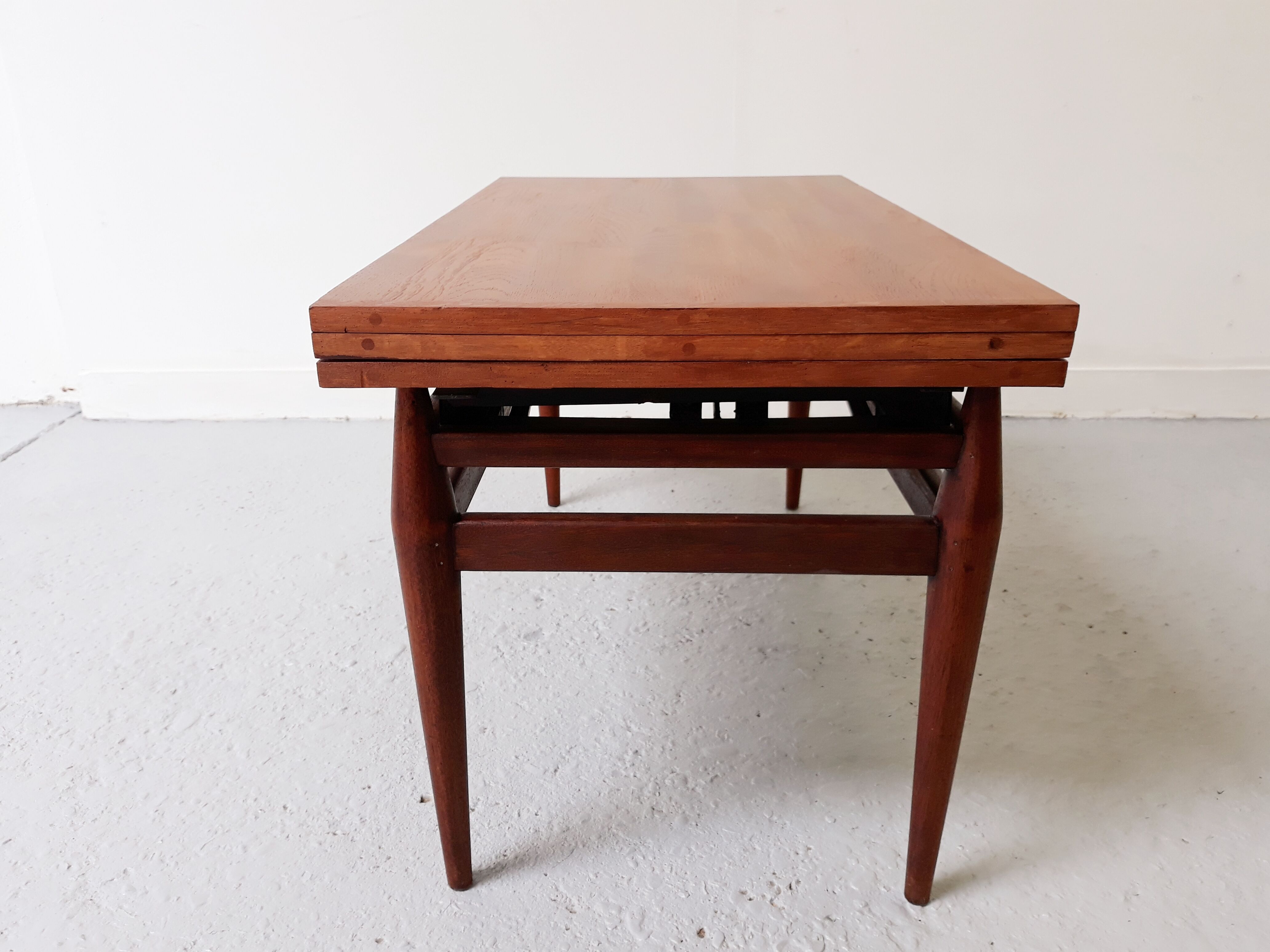 Flexible scandinavian vintage coffee table