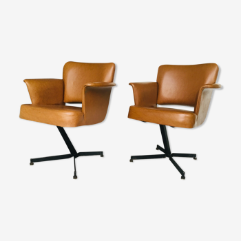 Paire de fauteuils en similicuir marron piétement métallique noir - 1960
