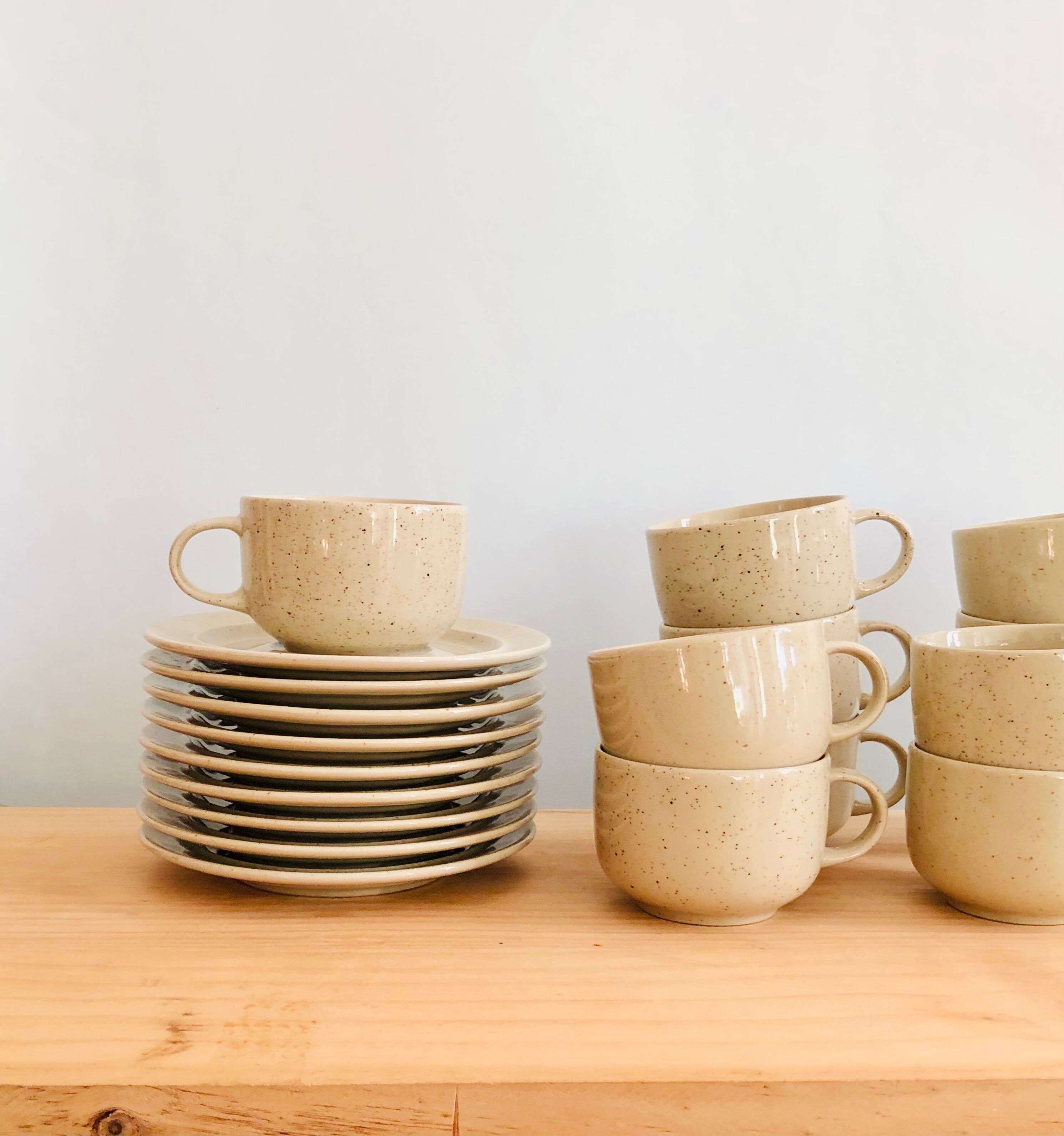 Ensemble de 11 tasses à café en grès moucheté
