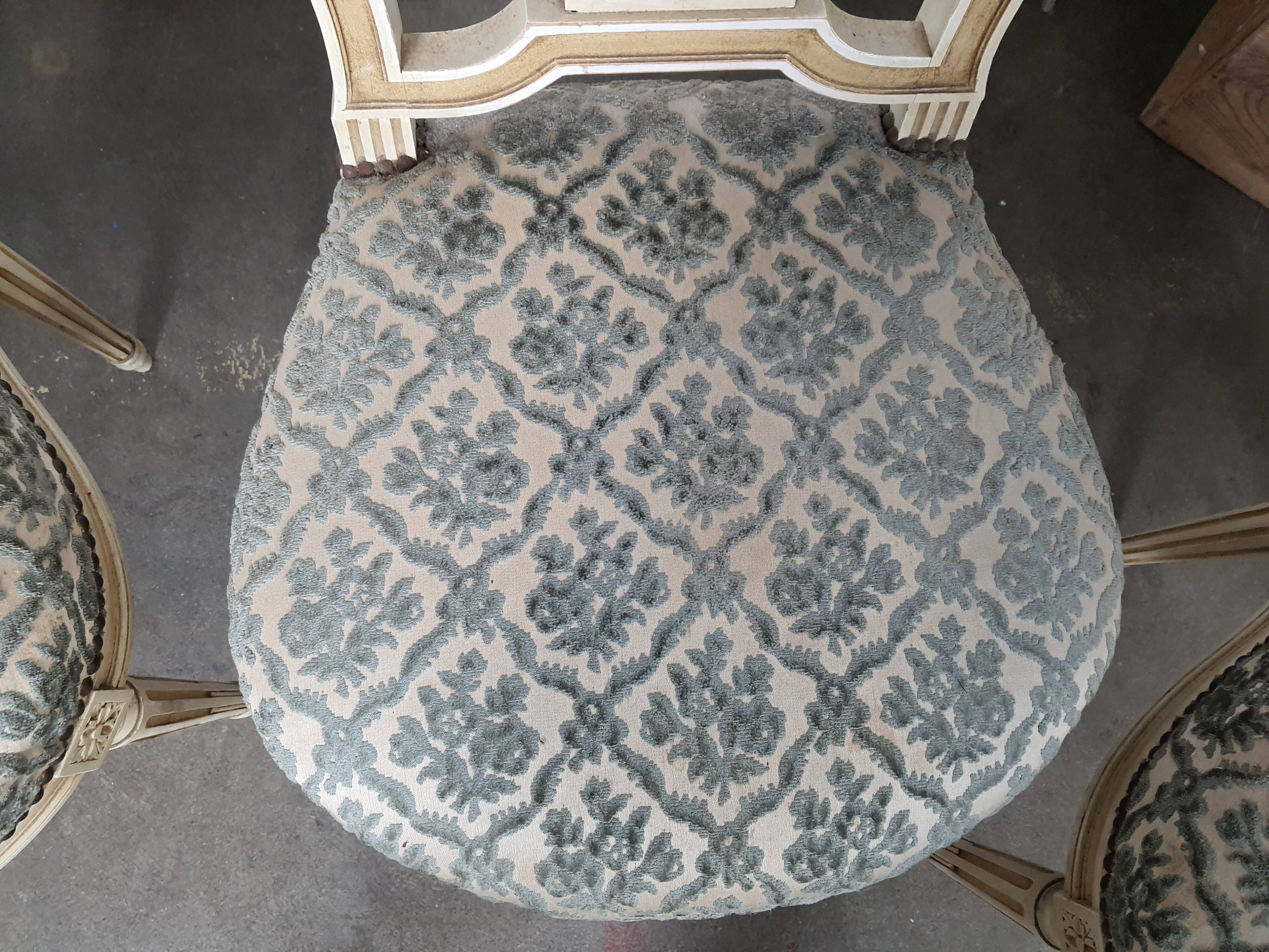 5 chaises en bois laqué blanc style Louis XVI