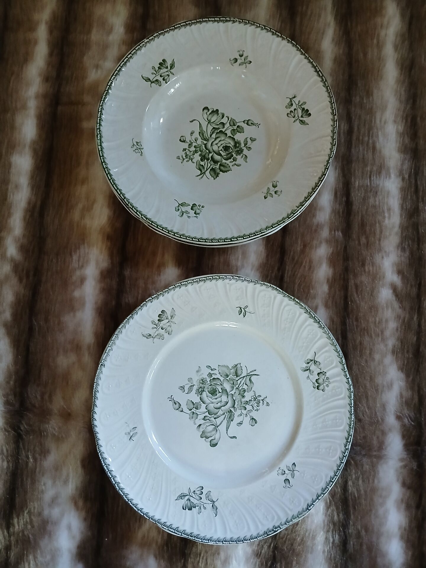 9 assiettes anciennes en Terre de fer "Strasbourg "