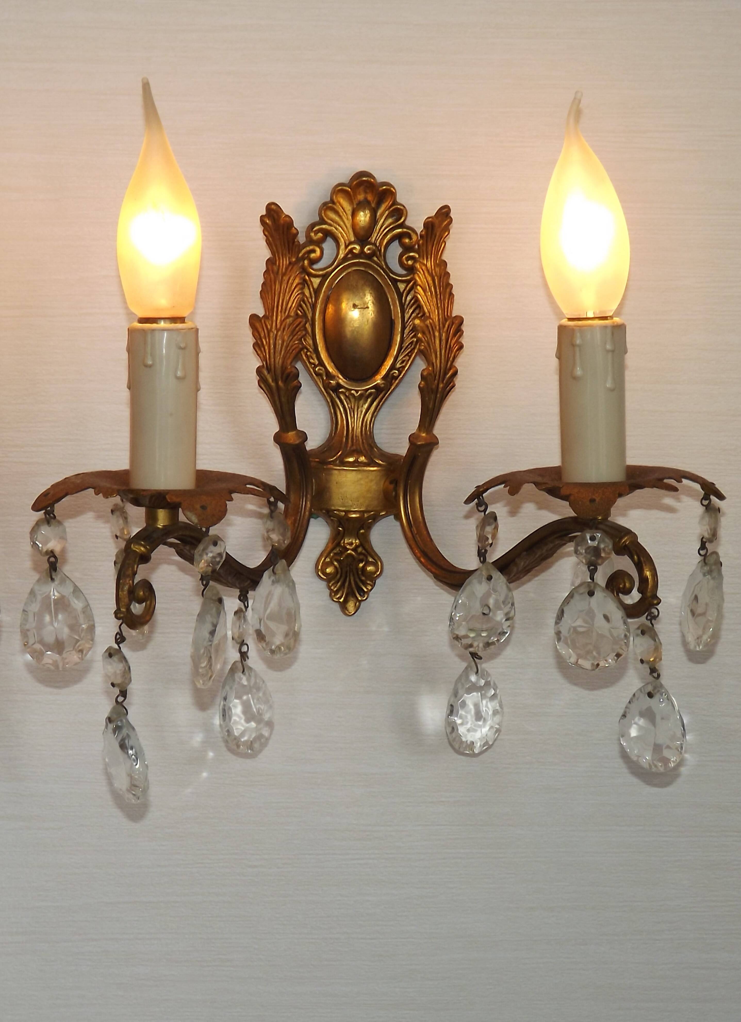 Paire de appliques murales en bronze traditionnel français avec des gouttes en cristal