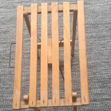 Petit banc pliant en bois