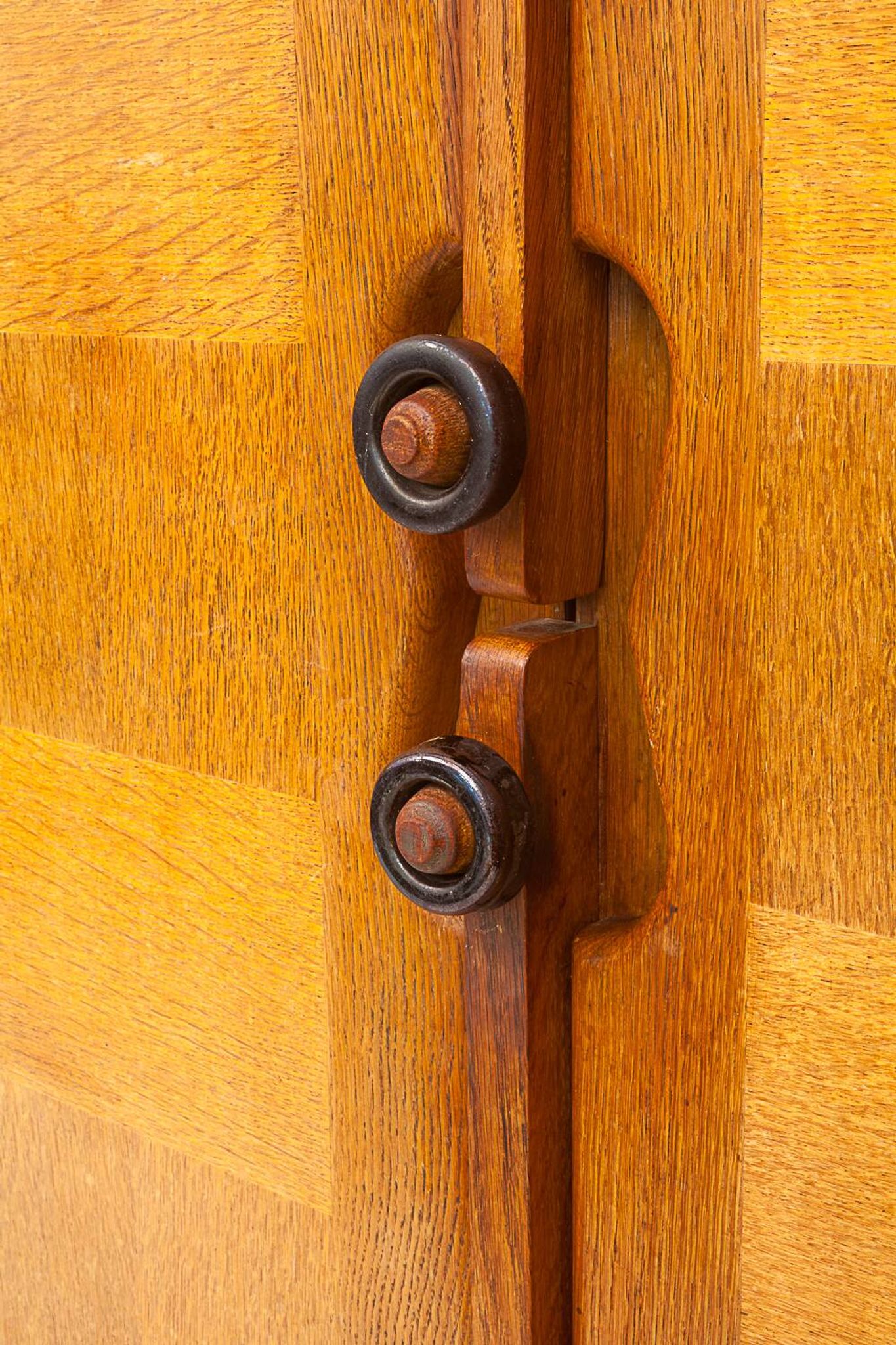 Armoire par Guillerme et Chambron