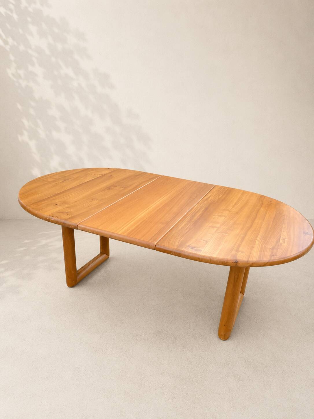 Grande table ovale extensible en orme massif – Travail français, années 197