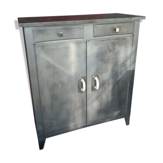 Buffet industriel parisien en metal