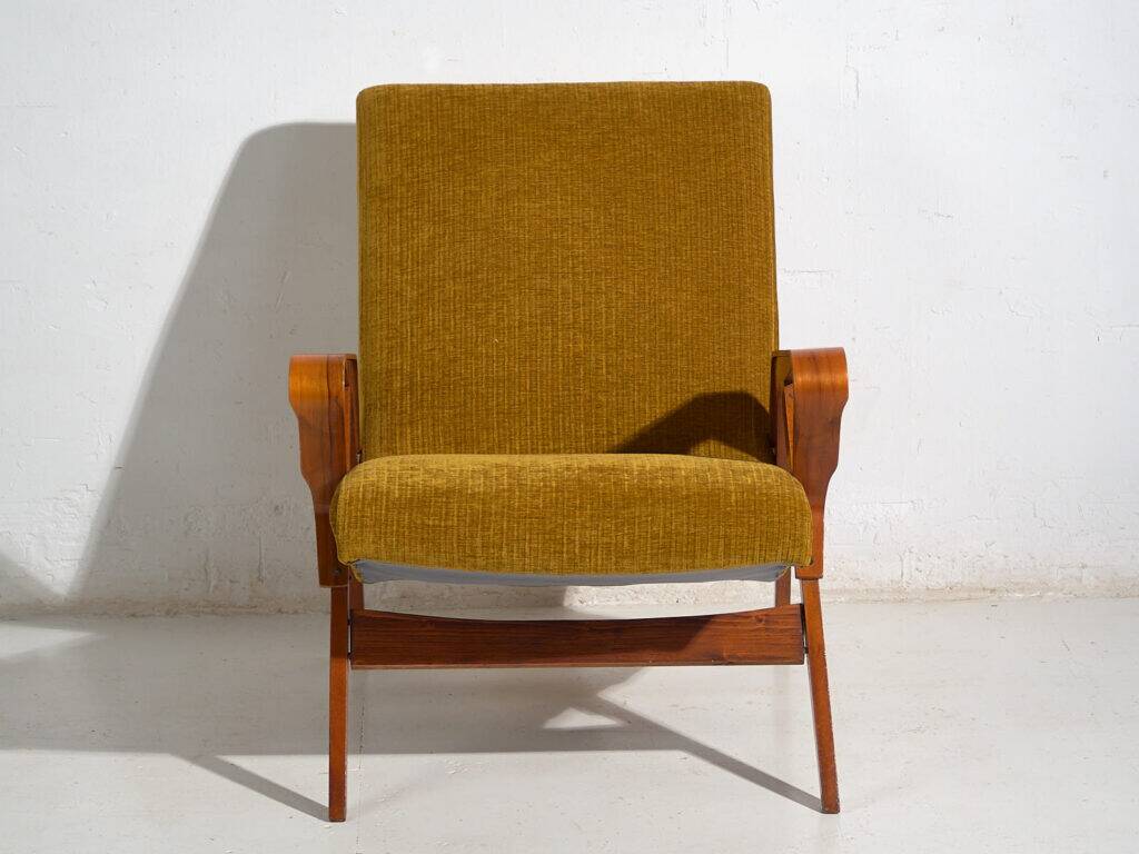 Set of two armchairs and pouf – Mid-century Modern (circa 1950). Three-piece set.