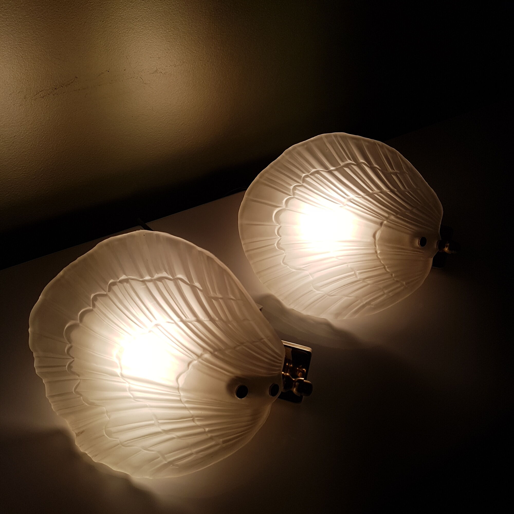 Pair of shell appliques in squeezed pressed glass and golden steel 1970