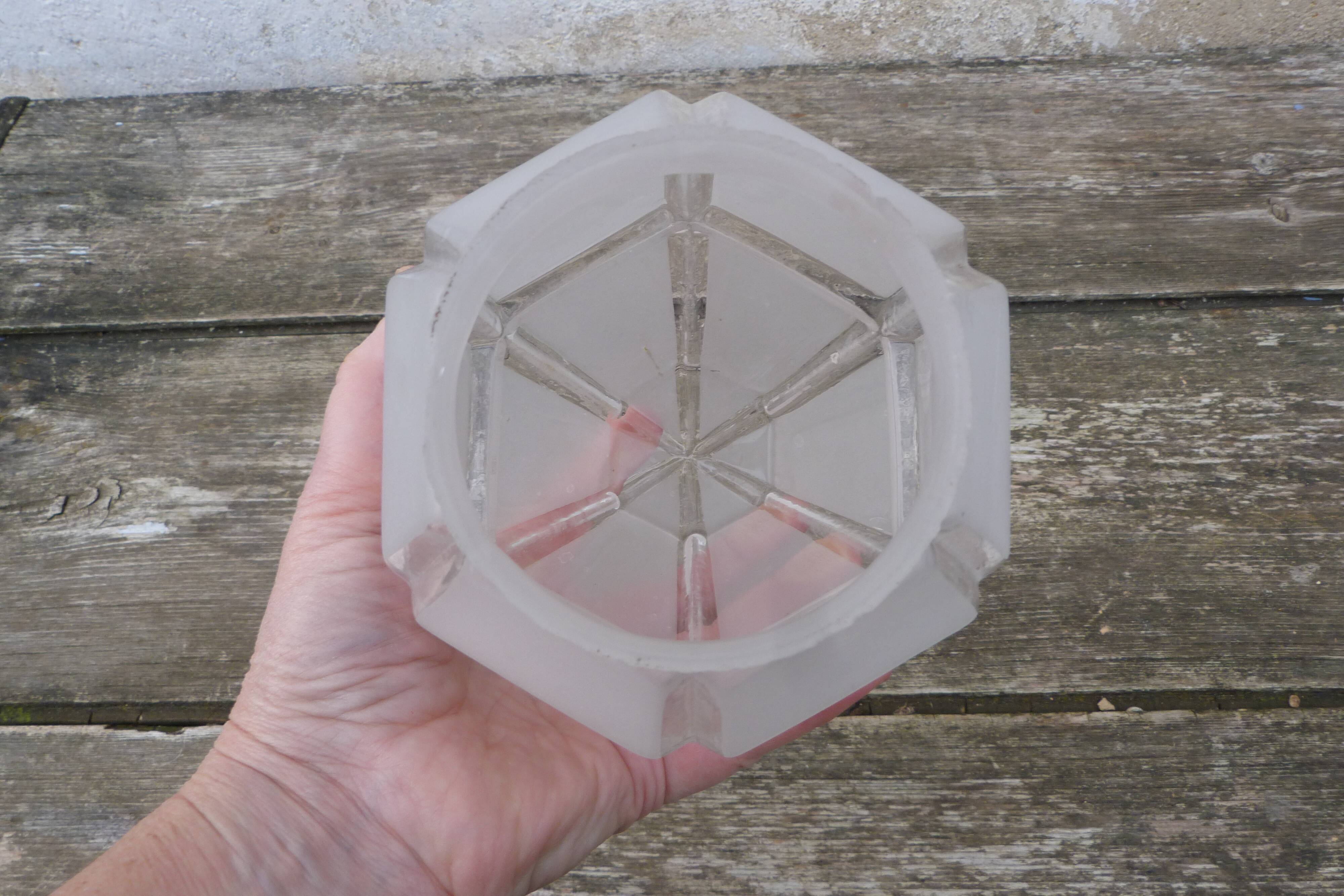 Art Deco lamp globe in frosted glass shapes ovoide geometric patterns