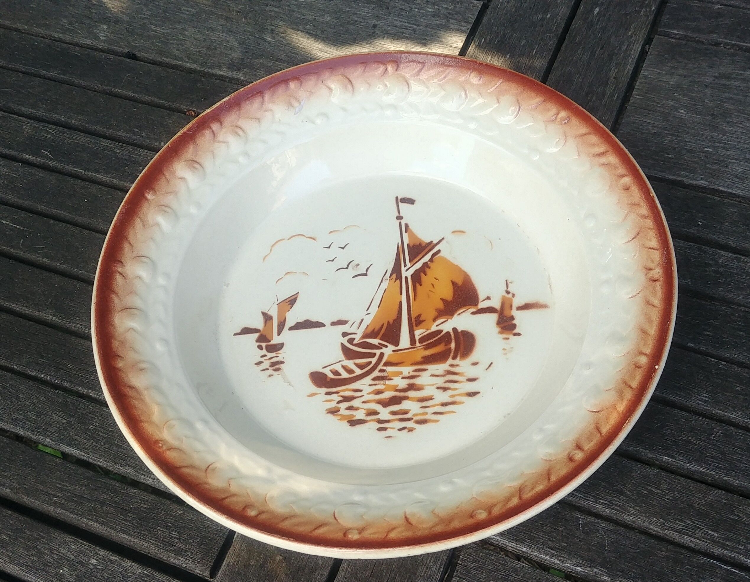 Hollow serving dish of the faiencerie Saint Amand ML model Godefroy