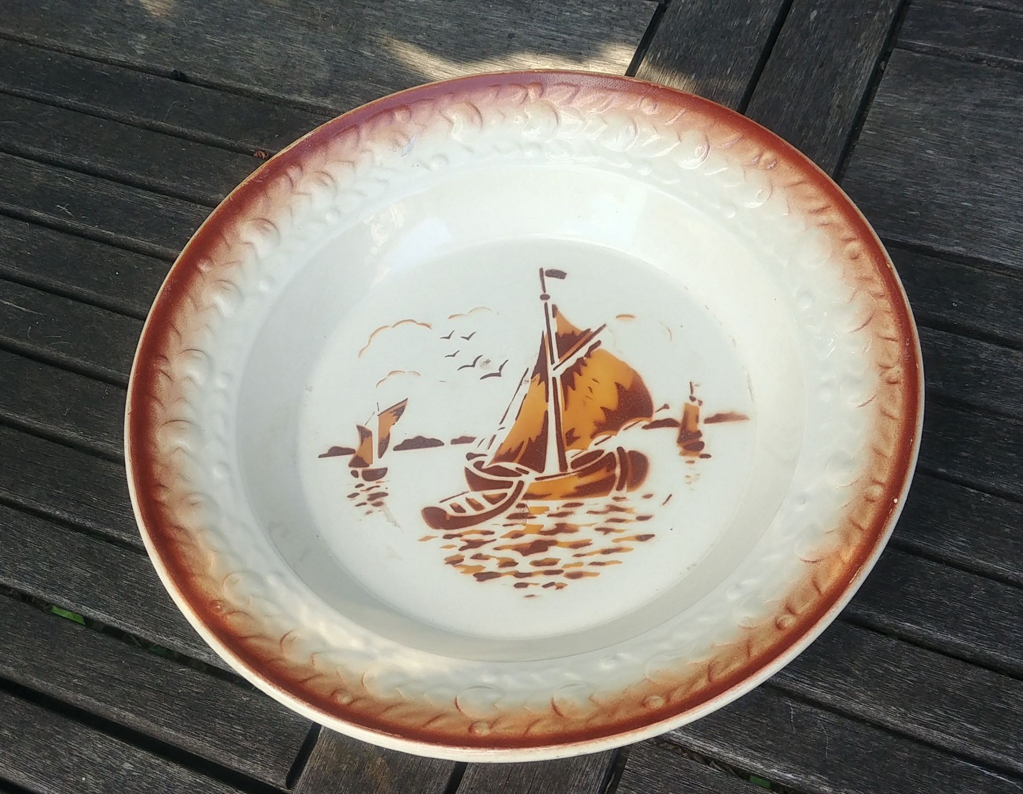 Hollow serving dish of the faiencerie Saint Amand ML model Godefroy