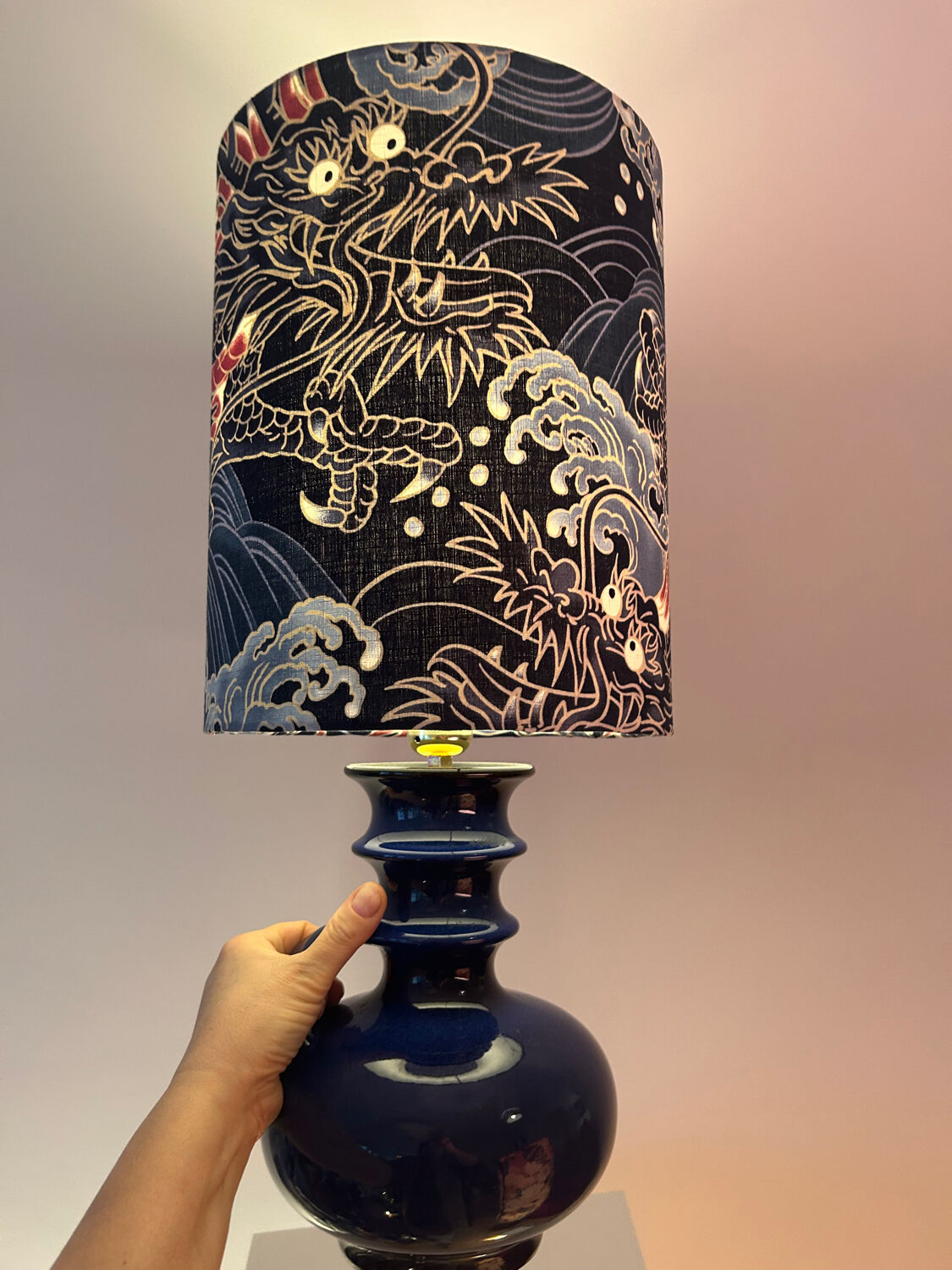Vase en céramique ouest-allemande recyclé en lampe de table avec abat-jour japonais.