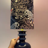 Vase en céramique ouest-allemande recyclé en lampe de table avec abat-jour japonais.