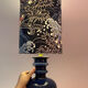 Vase en céramique ouest-allemande recyclé en lampe de table avec abat-jour japonais.