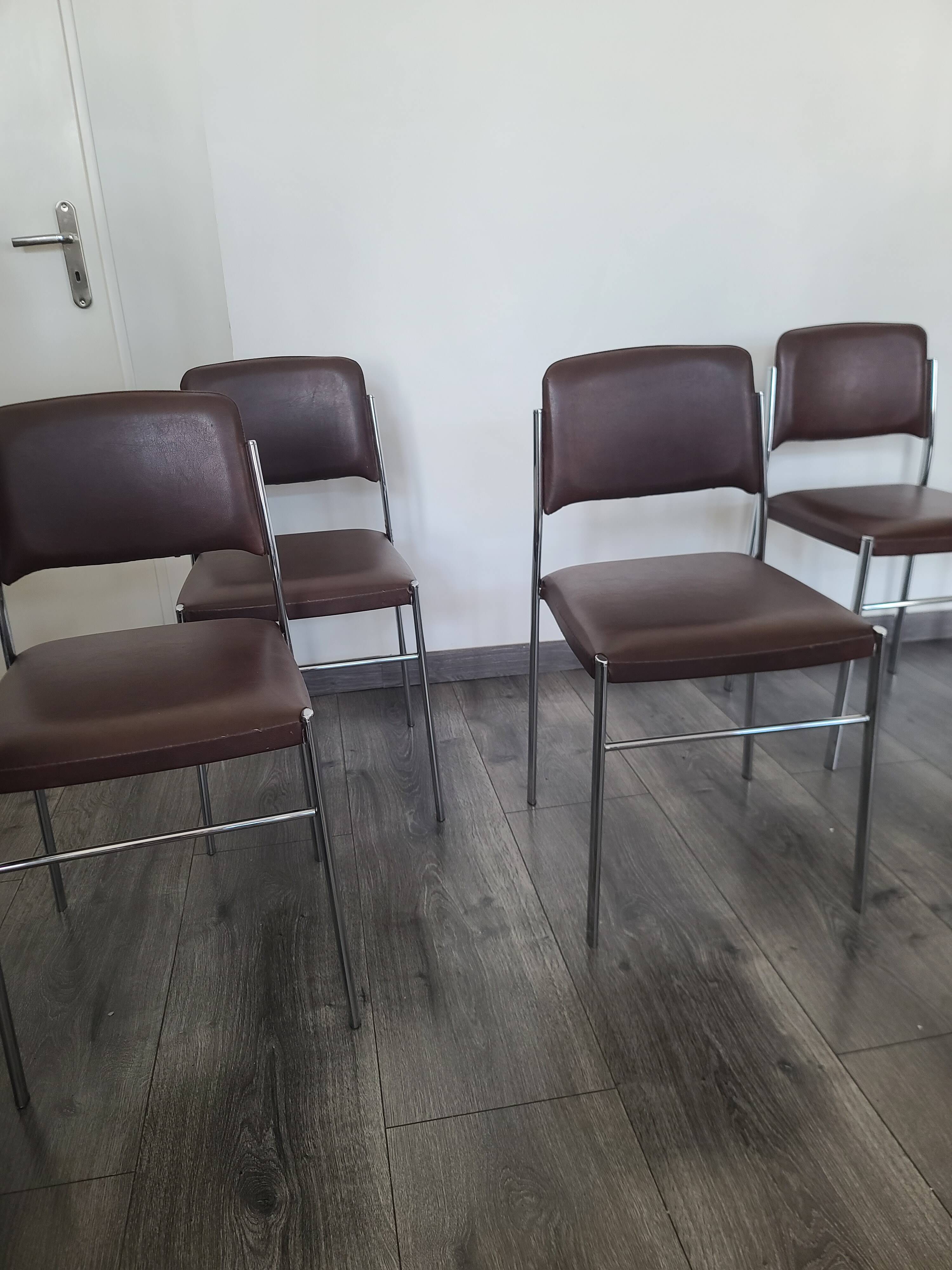 Lot de 4 chaises fauteuil en skaï marron année 1970