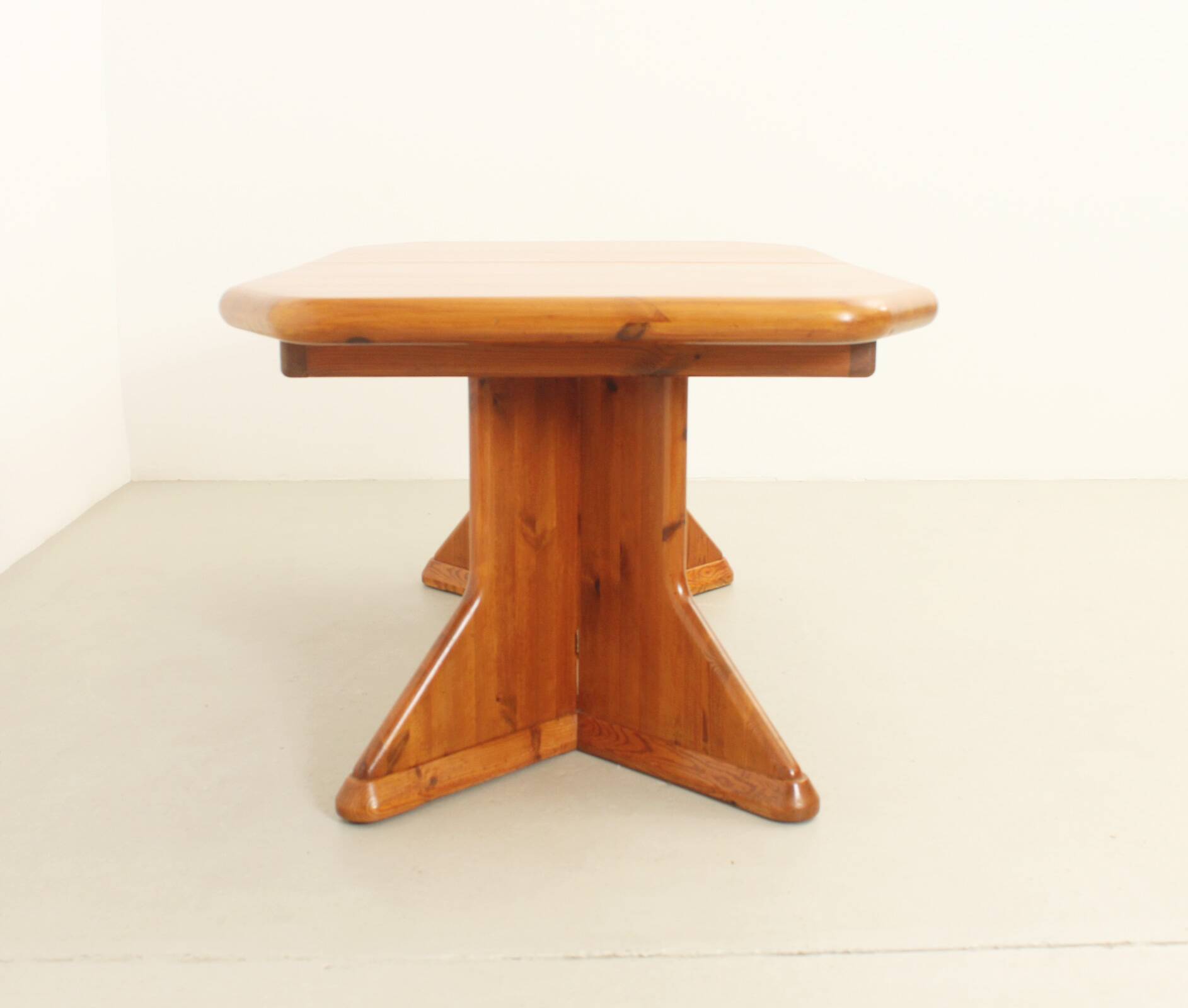 Large extendable Danish dining table in solid pine, 1970s.