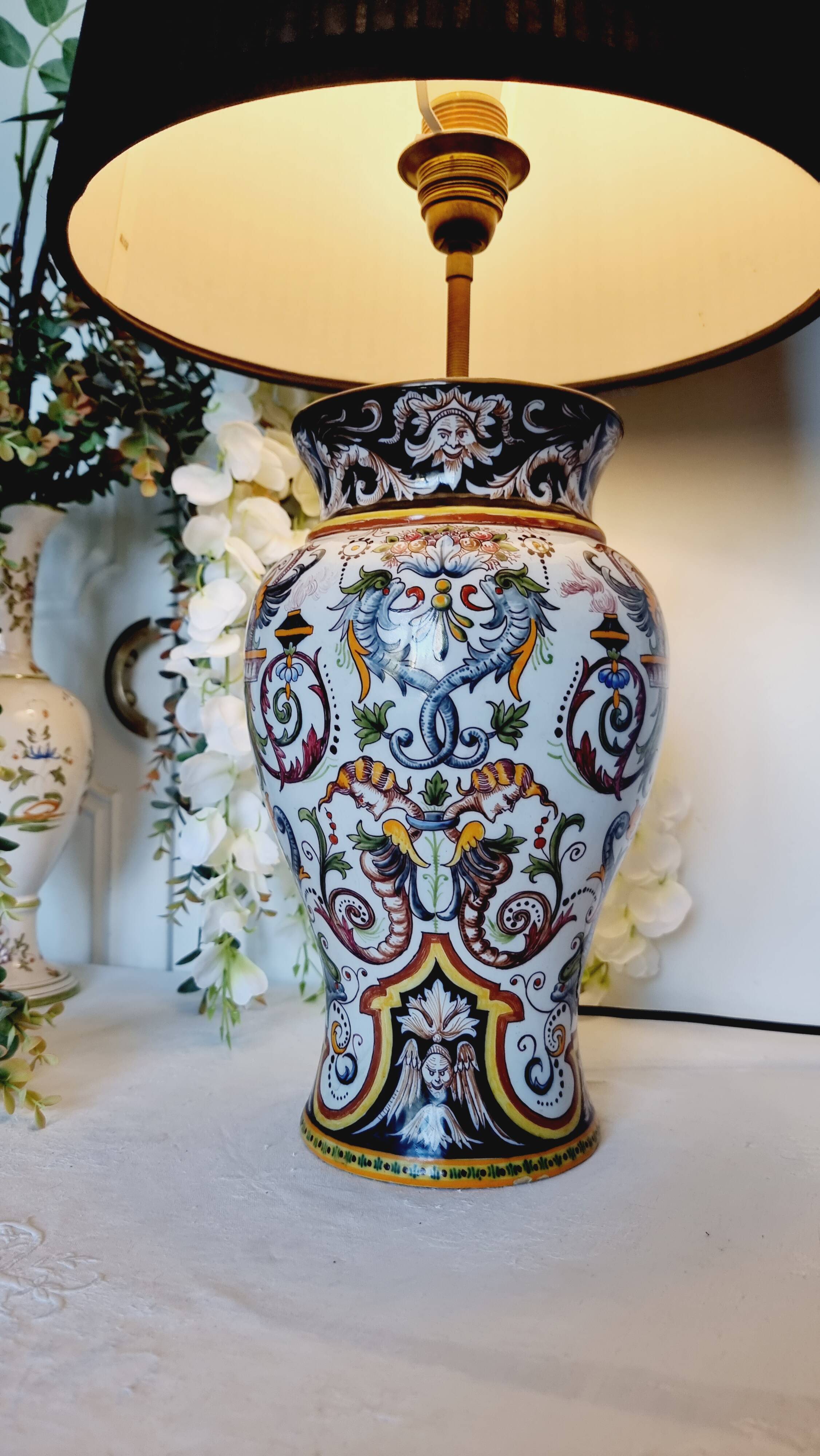 Table lamp in fine earthenware, 1950, in Renaissance style.