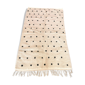 Berber carpet Béni Ouarain with large black and white polka dots and thick wool