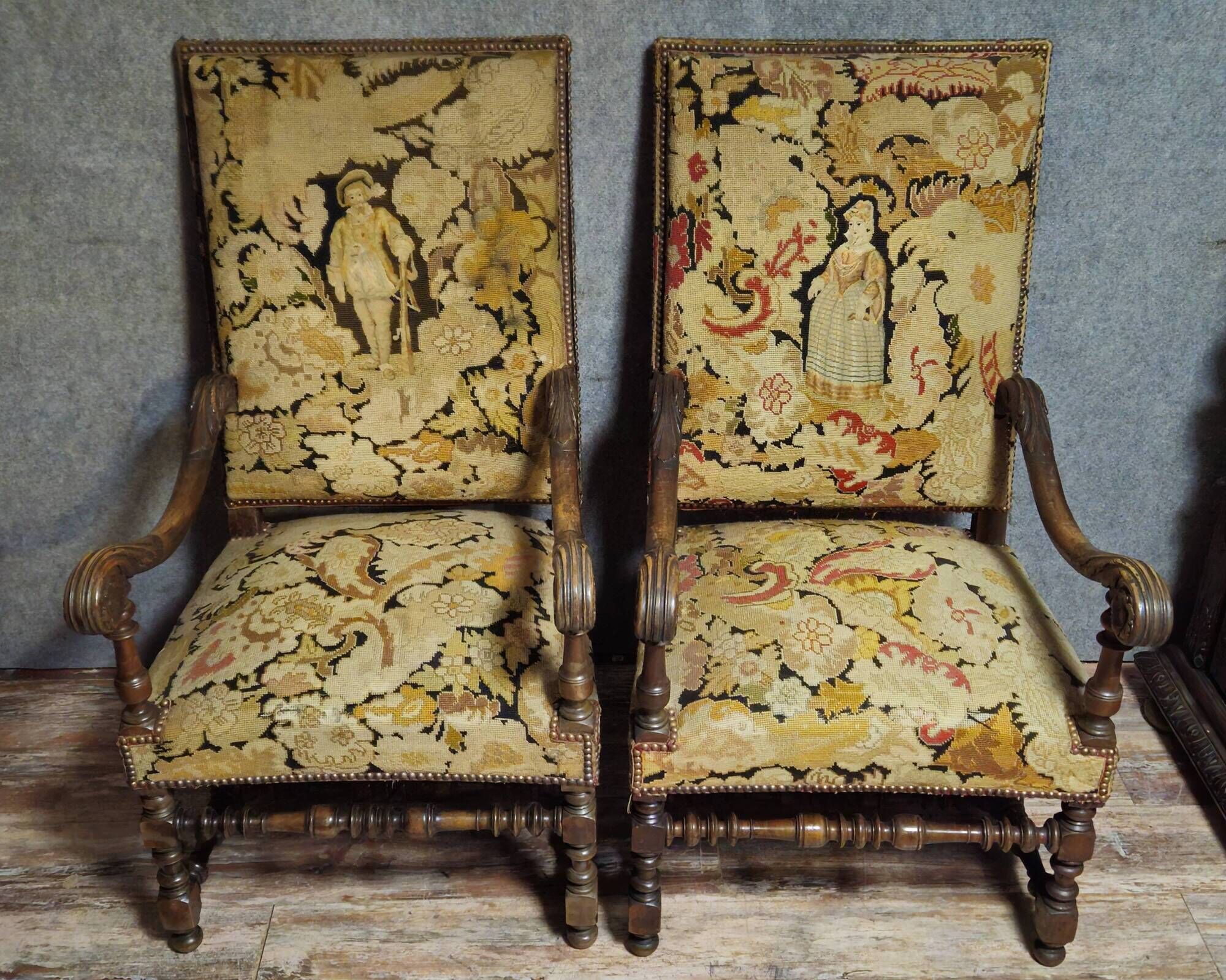 Pair of antique carved wooden armchairs – Figurative upholstery