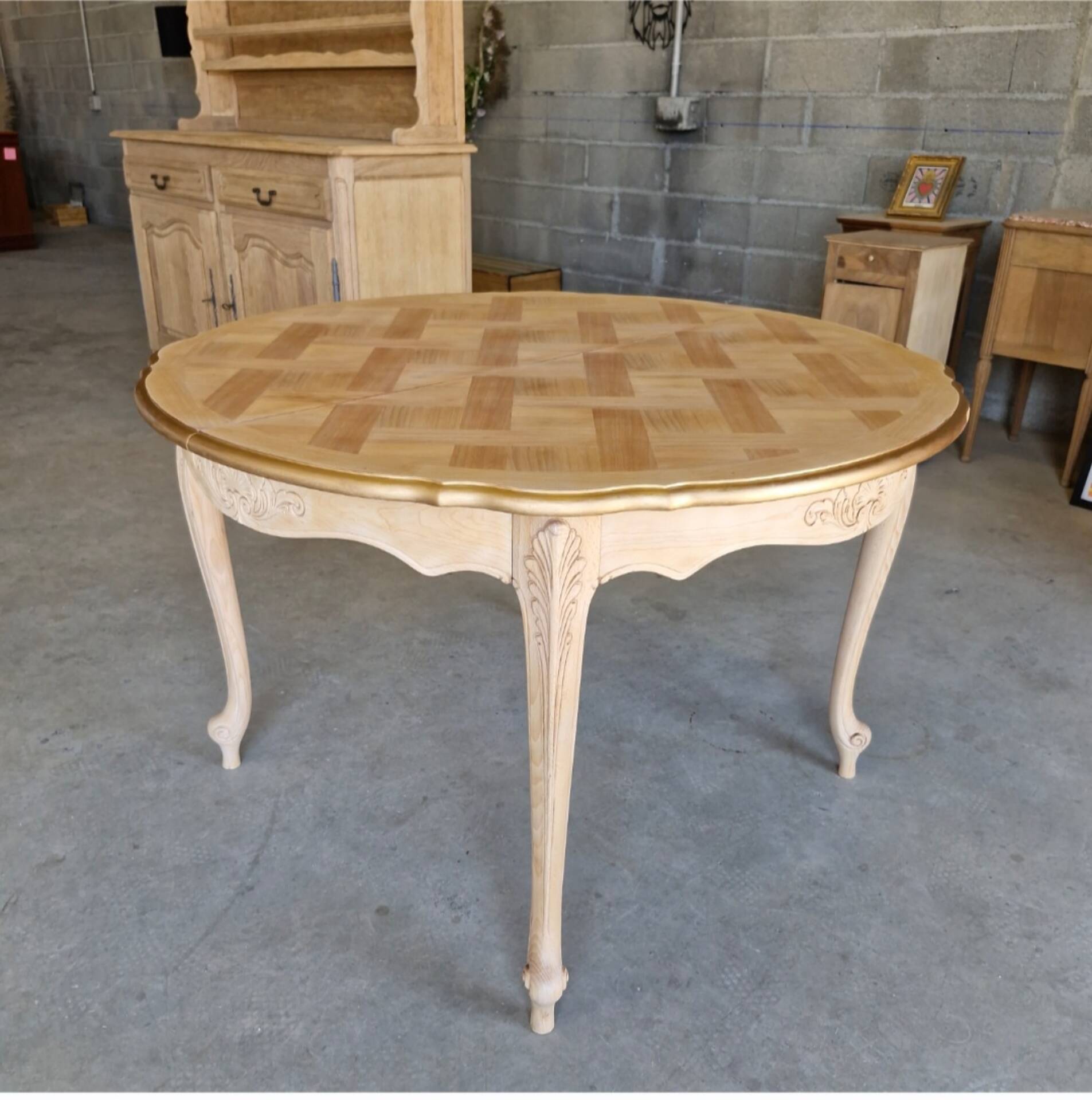 Round table made of cherry wood, sanded and varnished.