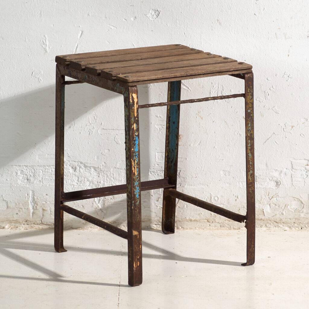 Tabouret industriel ancien en bois de pin et fer – Europe centrale, vers 1950