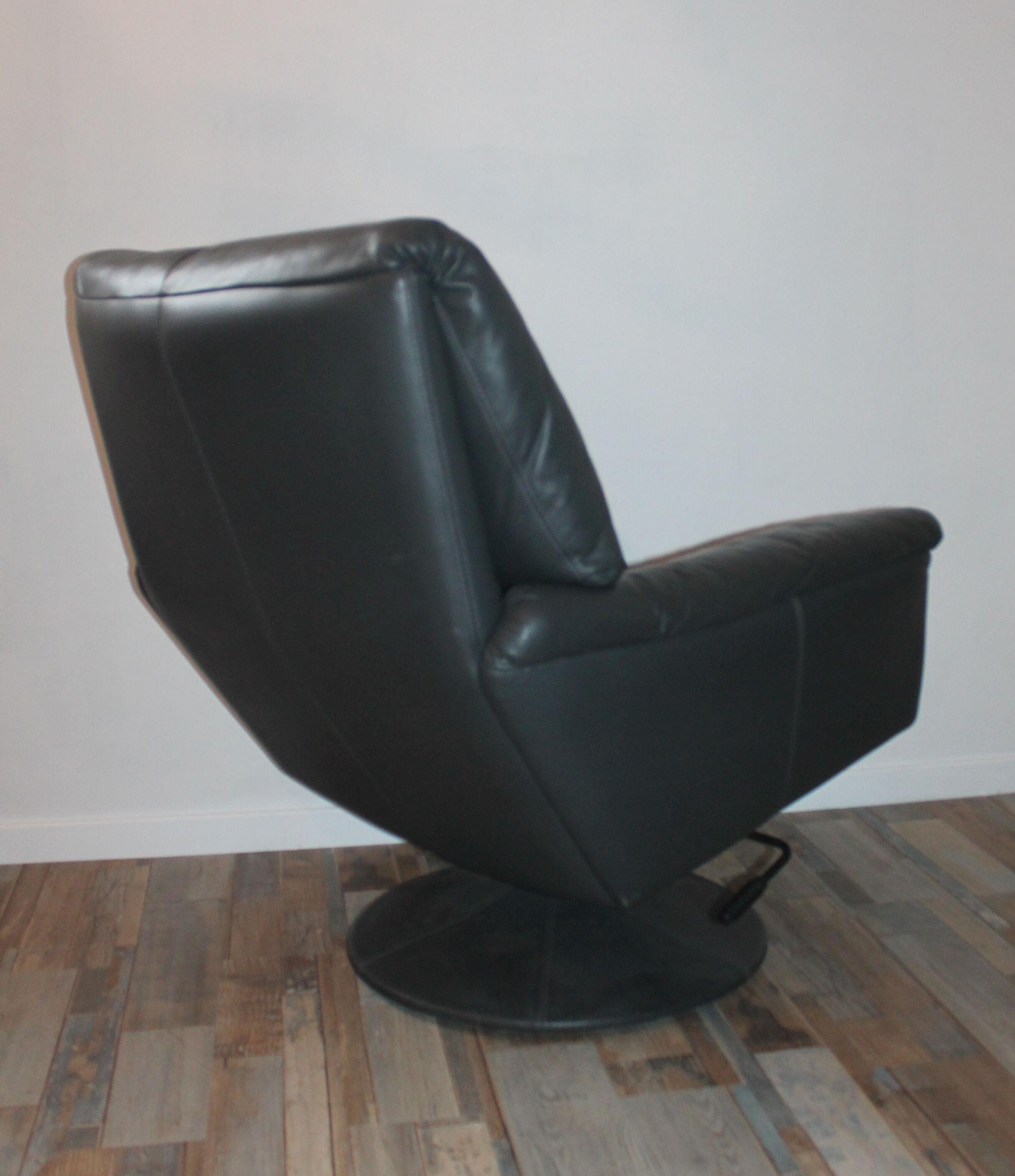 Fauteuil et ottoman cuir Leolux par Axel van Enthoven
