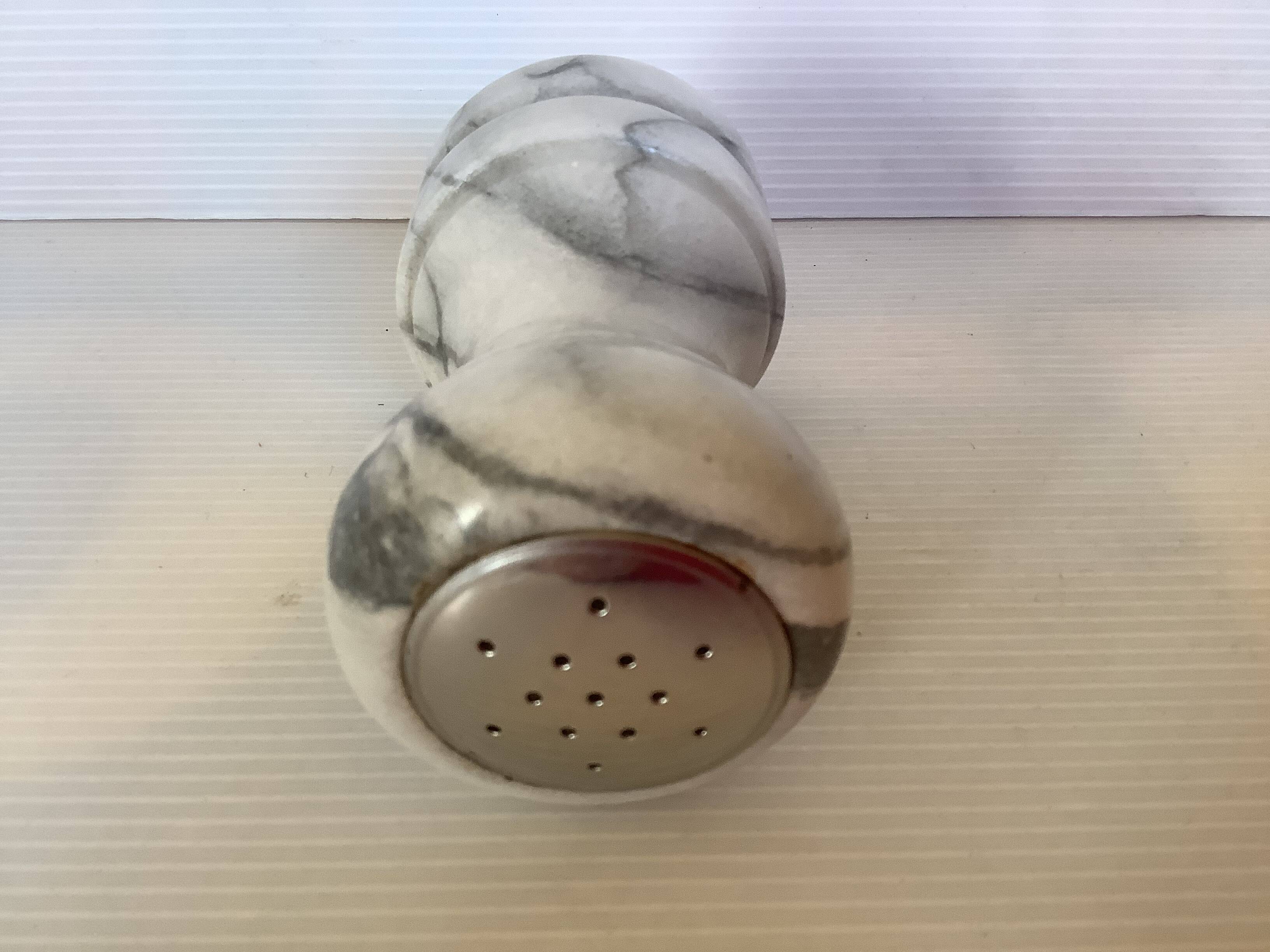 Salière en marbre blanc gris