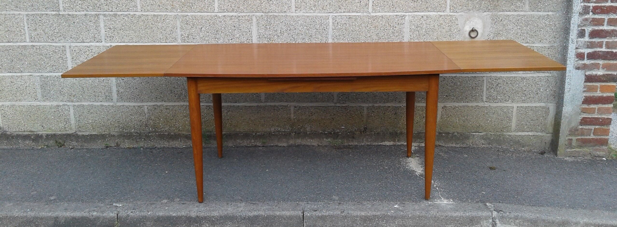 Extendable table in teak