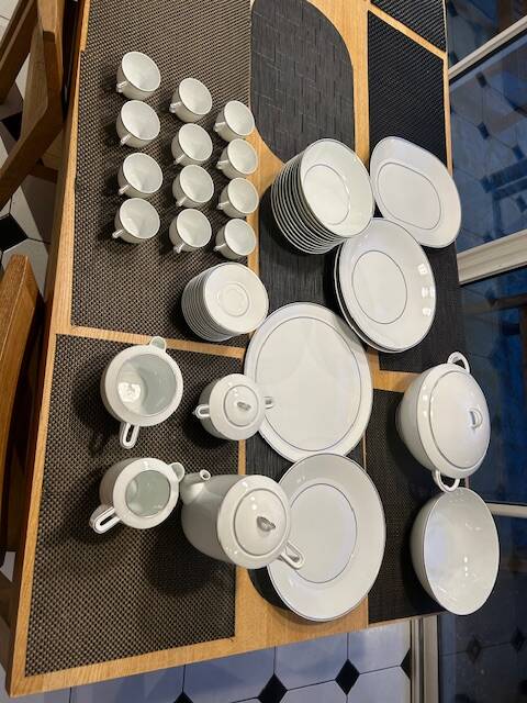 Bernardaud Limoges table service platinum model, 45 pieces