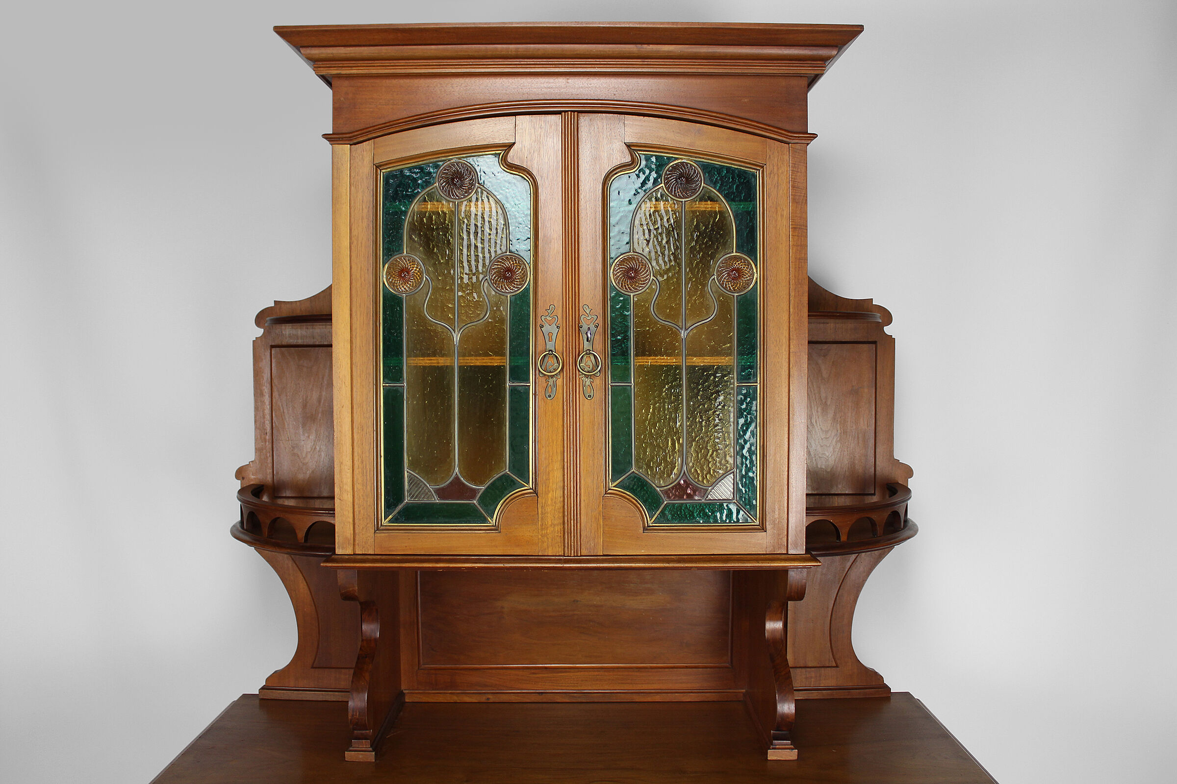 Buffet Art Nouveau en acajou sculpté et vitraux, vers 1900