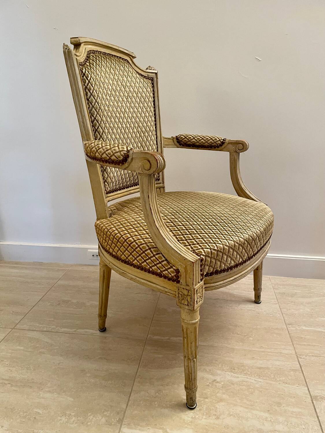 Elegant Louis XVI set – 4 cabriolet armchairs + 1 bergère