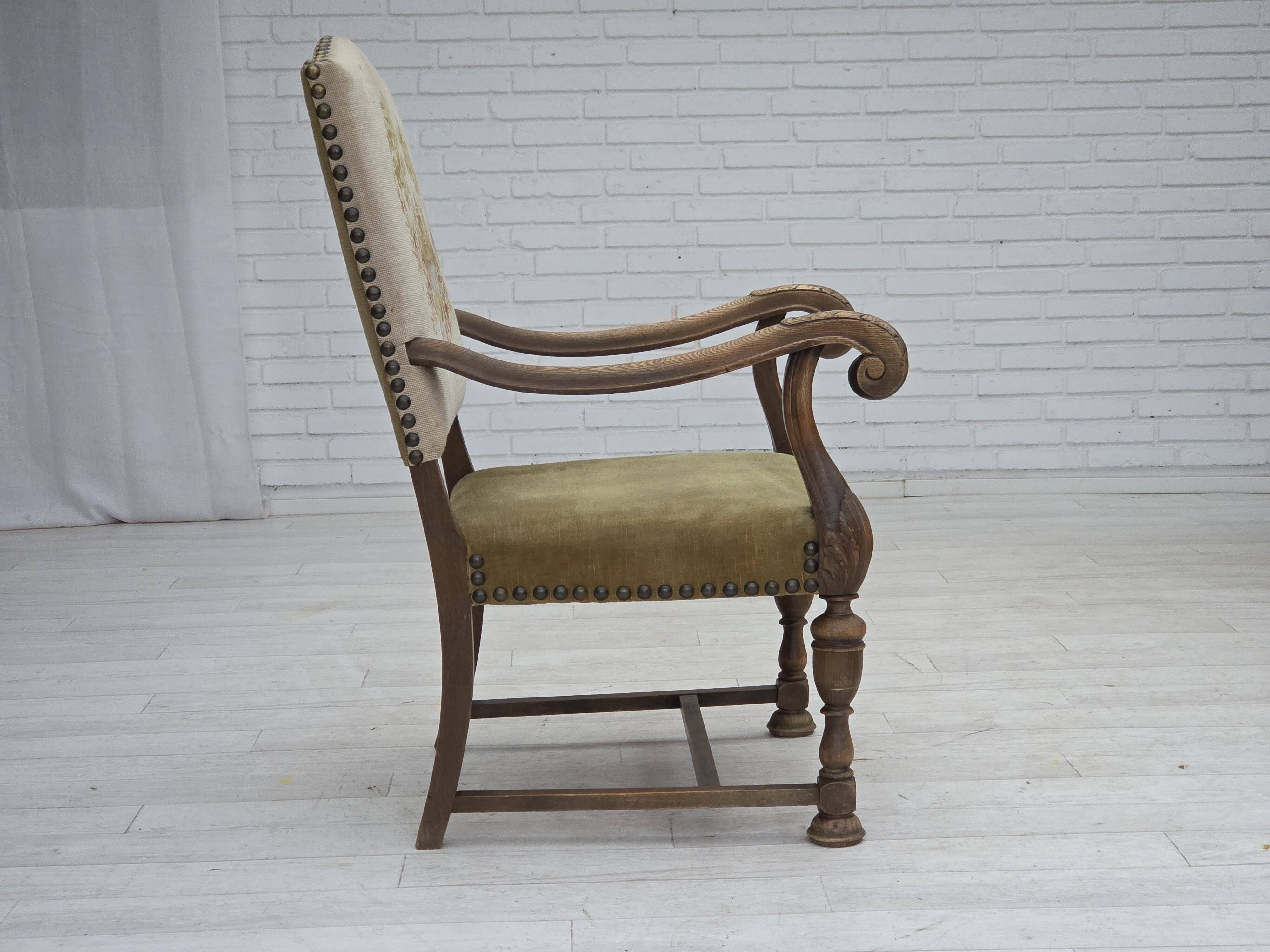 Fauteuil danois à dossier haut des années 1950, en laine tissée à la main, velours, bois de chêne sculpté.