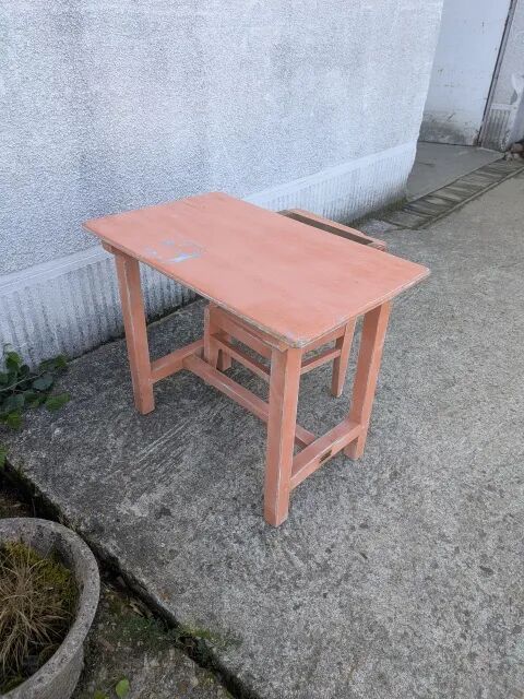 Child's desk and its chair