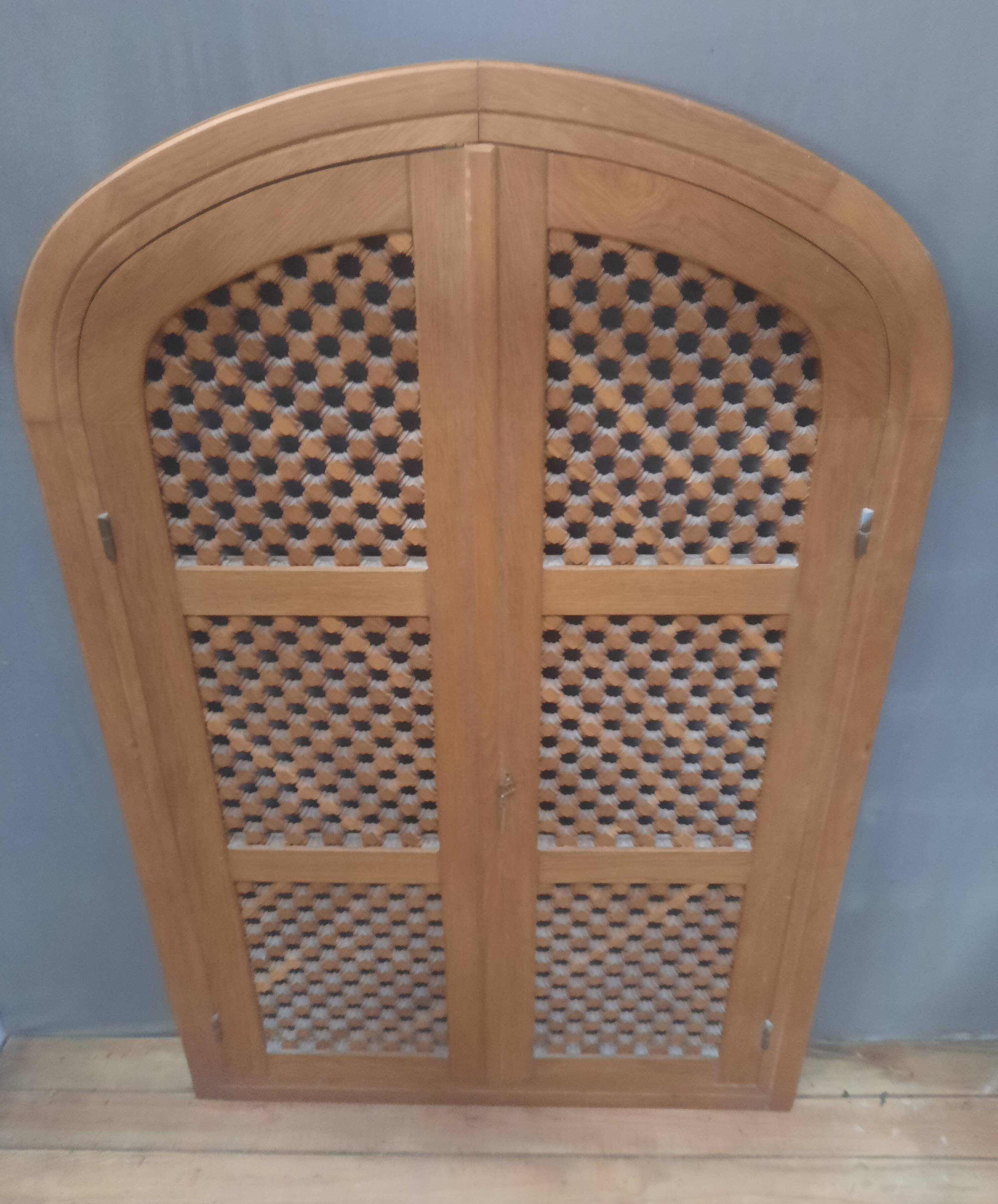 Double oriental door and its frame