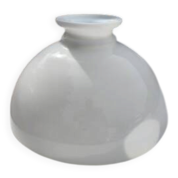 Suspension in white opaline.