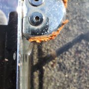 Table pietement chromé et verre fumé année 70 avec allonges